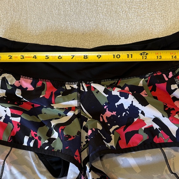 Lululemon- Women's Camouflage Print Shorts size 6 ( please read below 👇🏻) - Picture 8 of 9